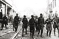 Rudoarmějci s vojáky polské Zemské armády v ulicích Vilniusu v červenci 1944