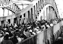 Bundesarchiv Bild 183-1989-1118-018, Berlin, Grenzübergang Bornholmer Straße.jpg
