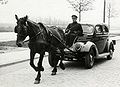 Door paard getrokken taxi.