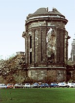 Barevná fotografie zachycující torzo kostela s prázdnými portály oken