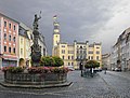 Barevná fotografie kamenné kašny se sochou rytíře Rolanda