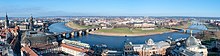 Barevná fotografie zachycující panorama historického centra města kolem ramene Labe