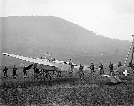 25. April 1913, Oskar Bider landet auf dem Gitterli, Liestal, Basel-Landschaft.jpg