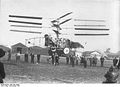 Schraubenflugzeug beim Senkrecht-Start.