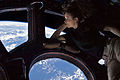 Tracy Caldwell Dyson in Cupola ISS.